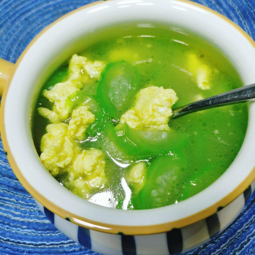 阿然是个小女孩做的丝瓜鸡蛋汤