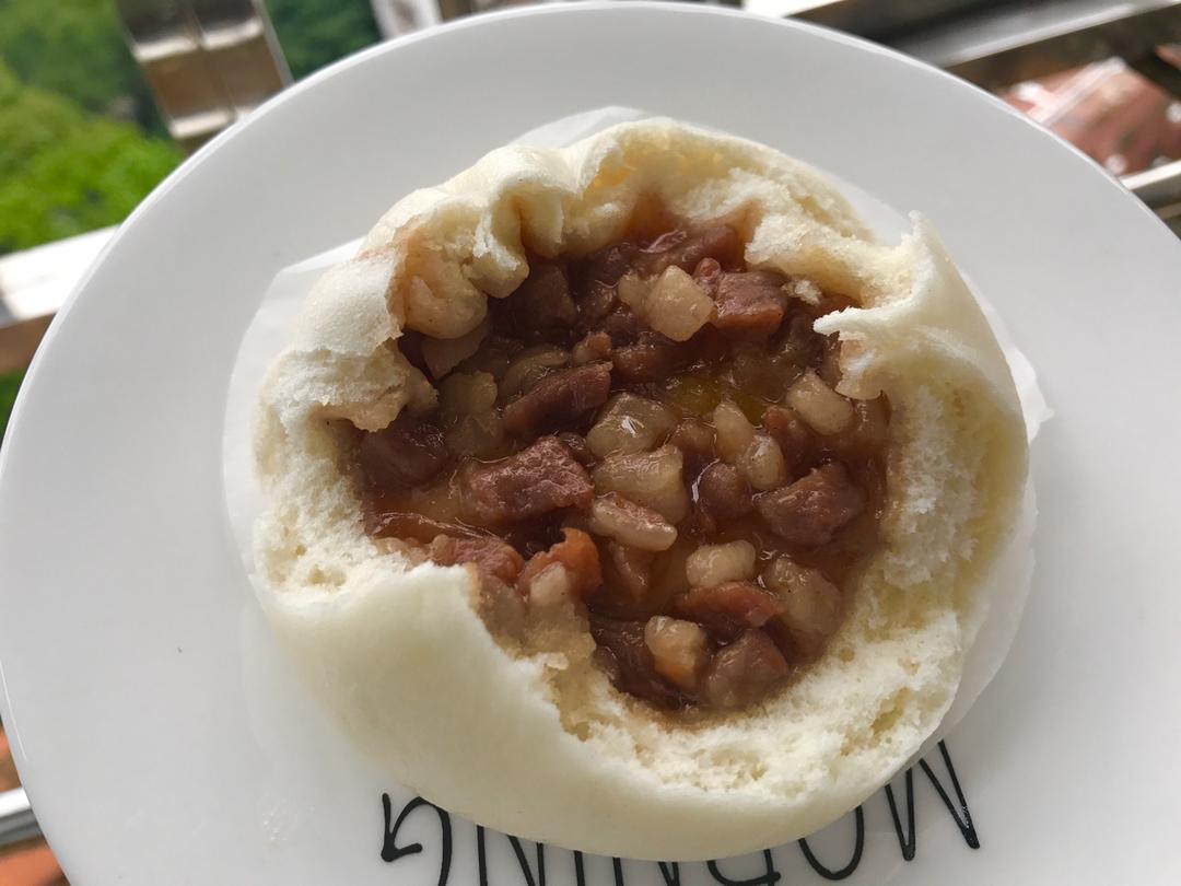 云朵般松软爆浆蜜汁叉烧包