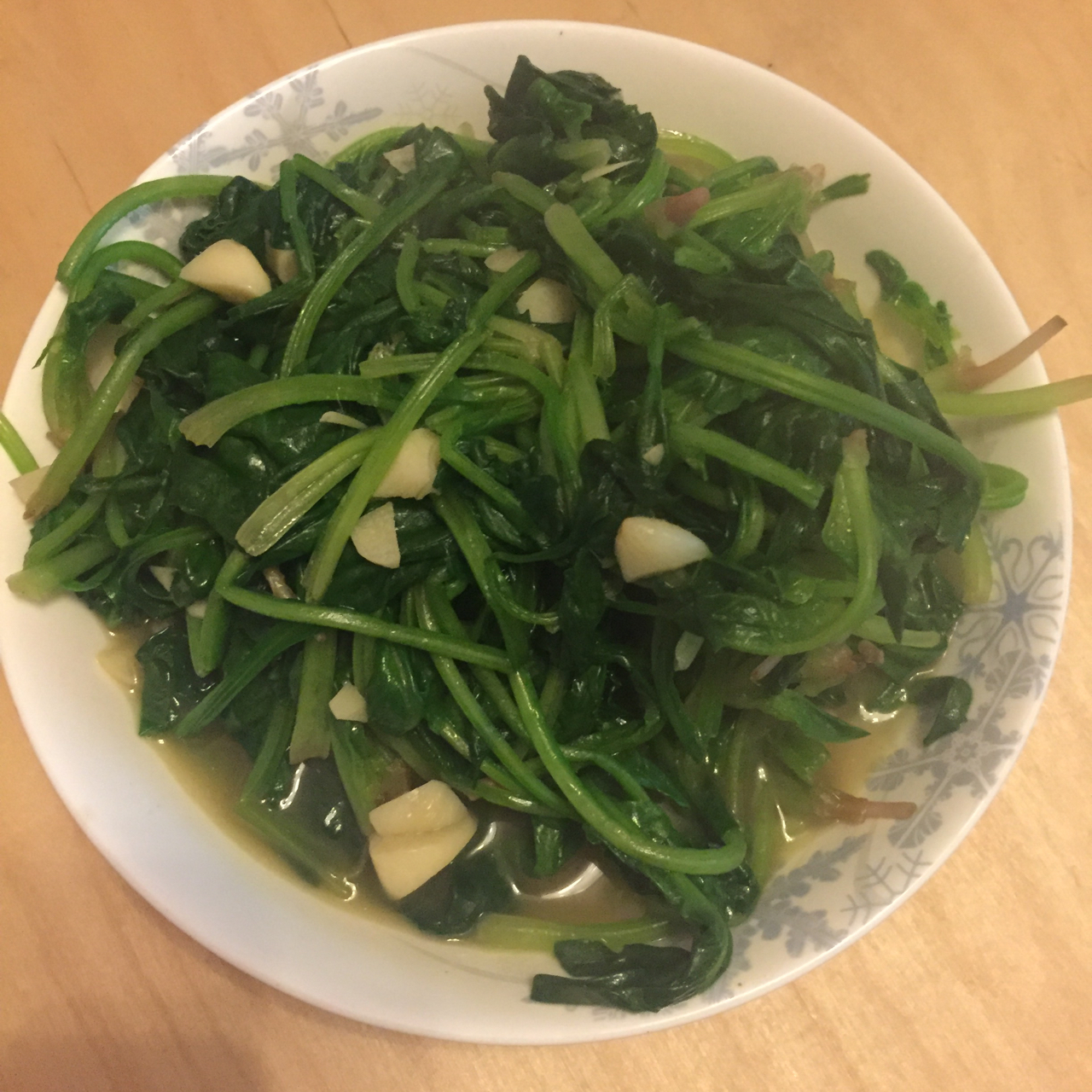 蒜片黄油炒菠菜