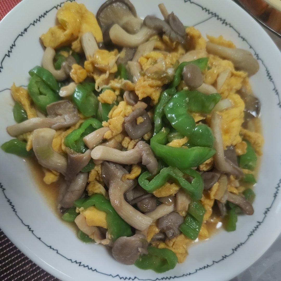 平菇青椒炒鸡蛋 好吃又营养的超快手家常菜