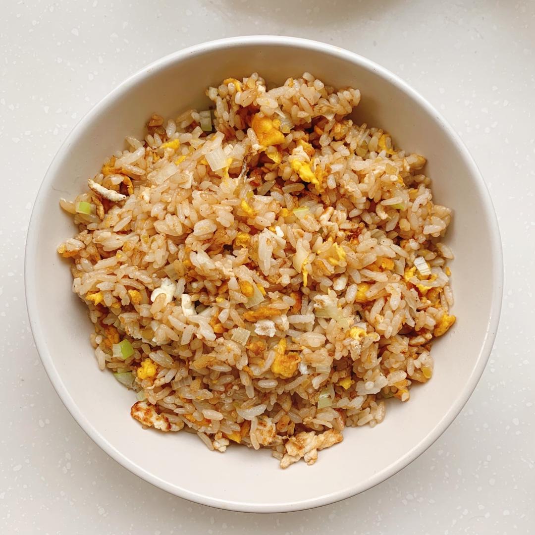 厨师长教你：“酱油炒饭”的家常做法，里面满满的小技巧，很受用