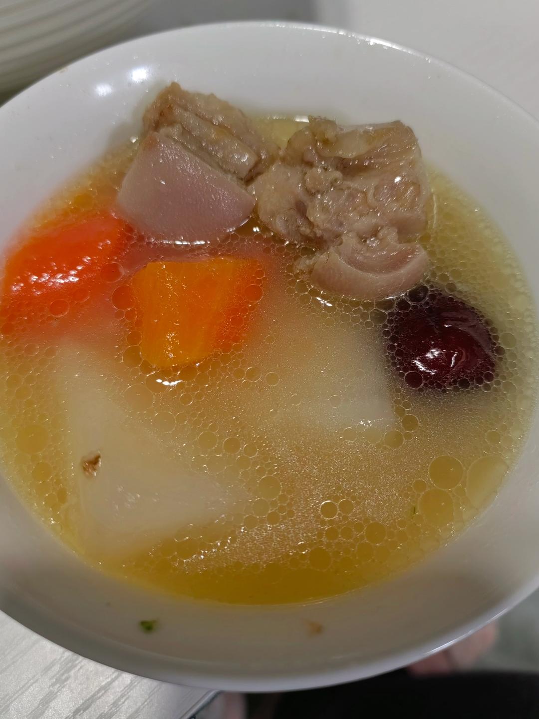 清炖羊排，老爸的拿手菜，汤鲜味浓，羊肉软烂，连萝卜都非常好吃
