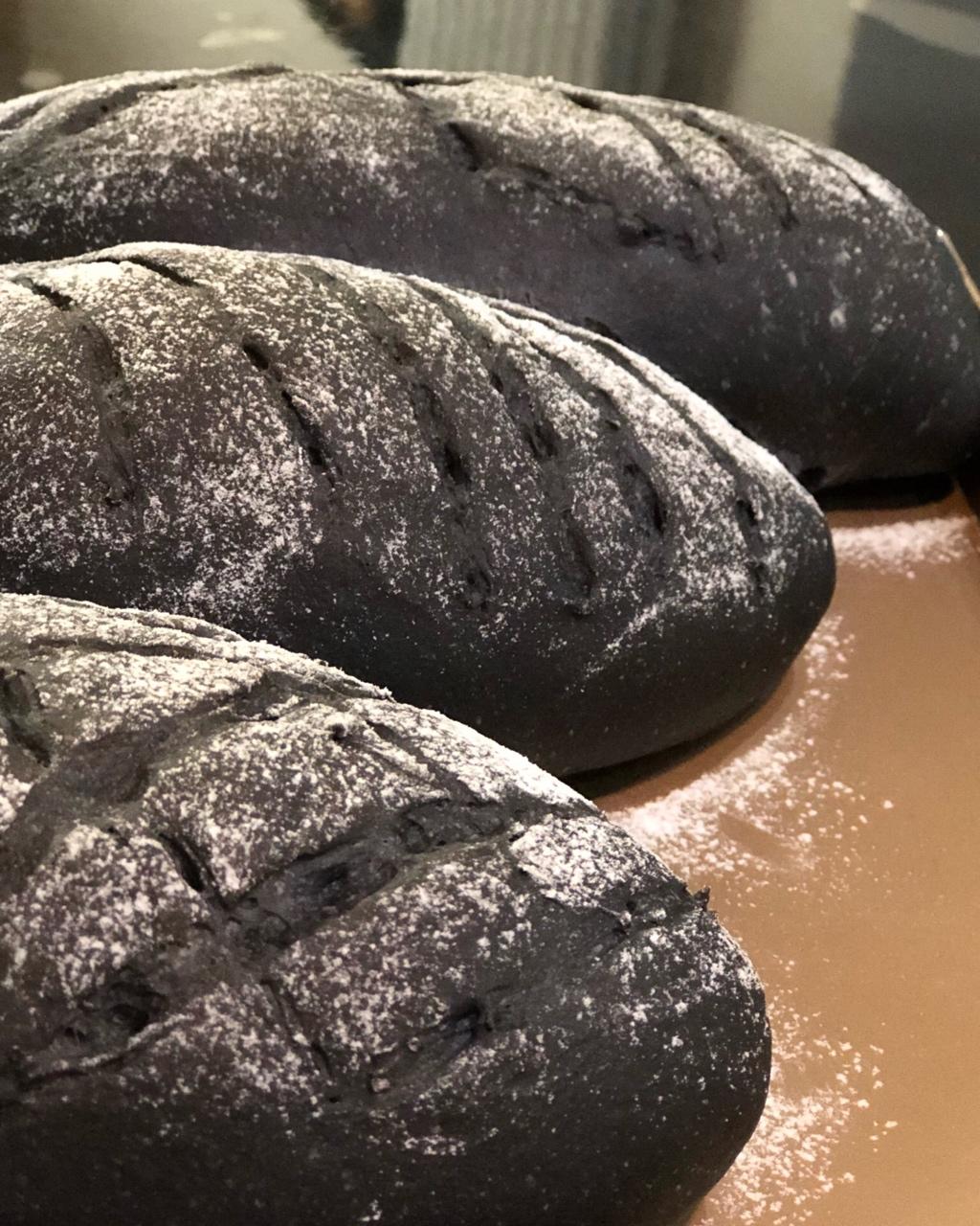 面包 竹炭软欧包 q姐188做的竹炭软欧包液种:中筋粉,水,酵母,主面团