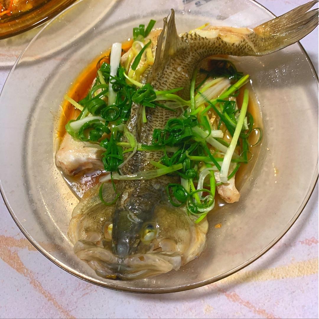 考究的清蒸鲈鱼