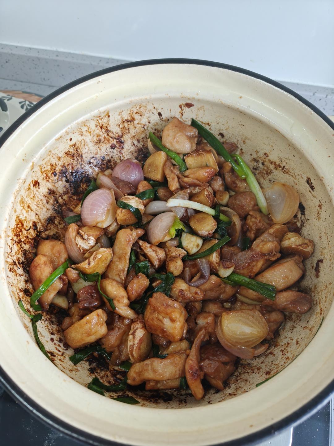 香味十足的沙姜鸡煲