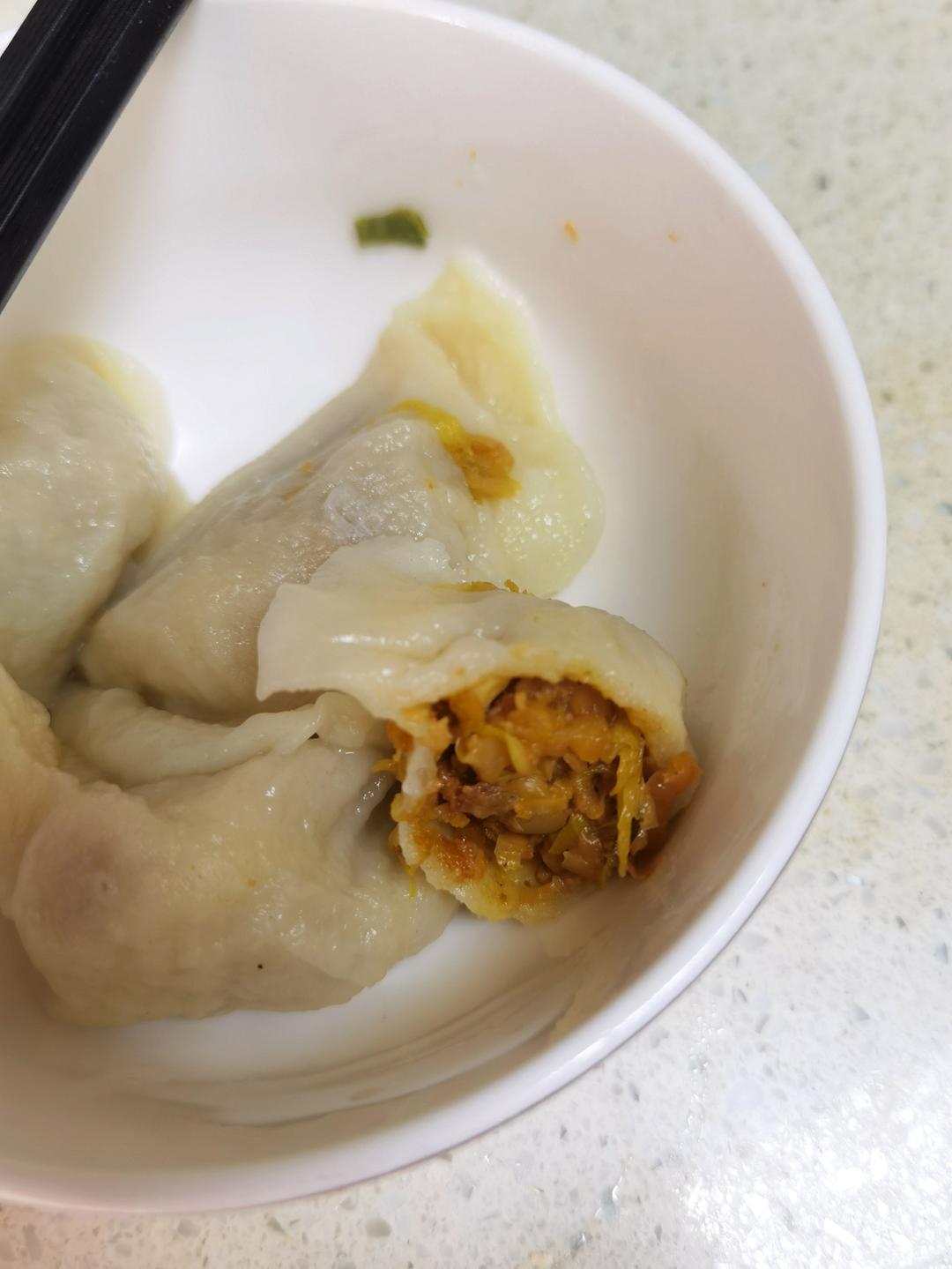 酸菜油渣饺子