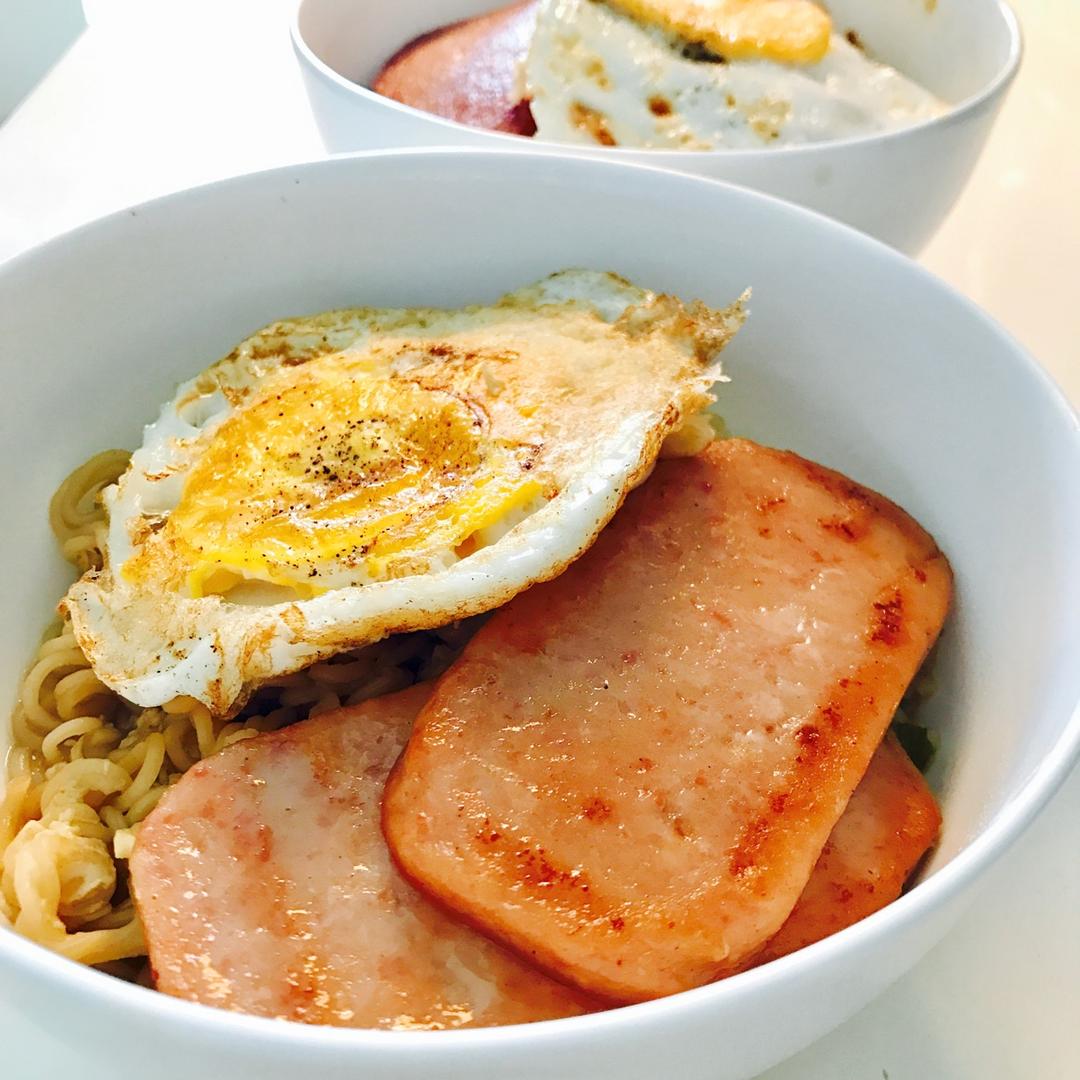 港式茶餐厅必吃：午餐肉公仔面