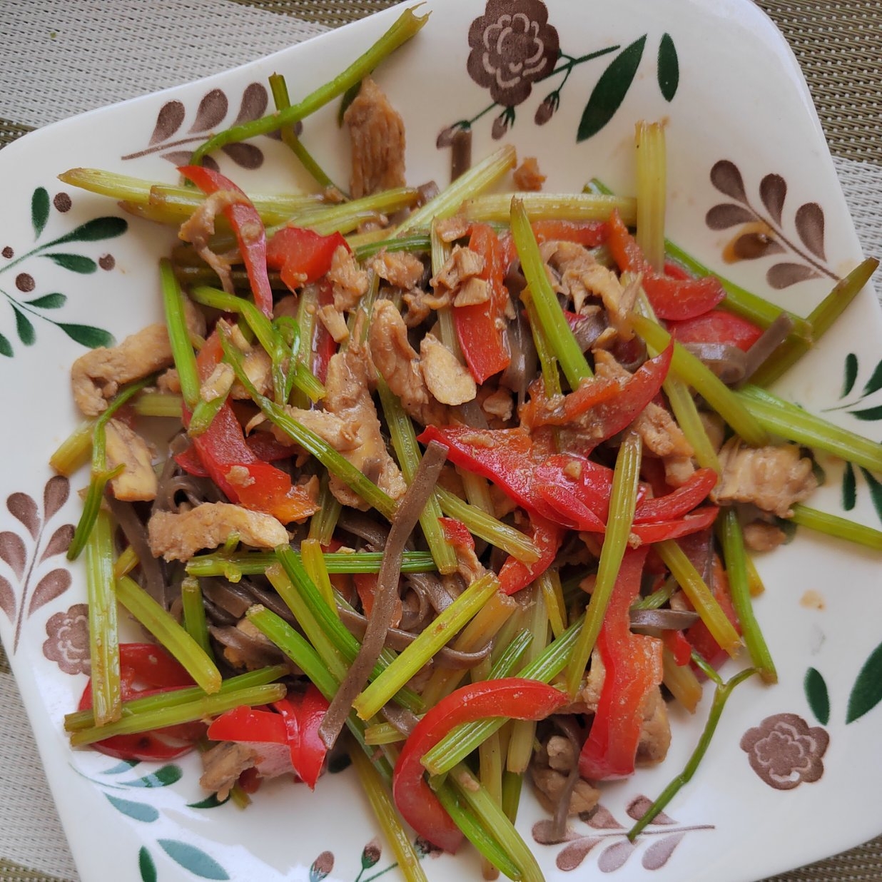 芹菜炒牛肉+玉米面面条