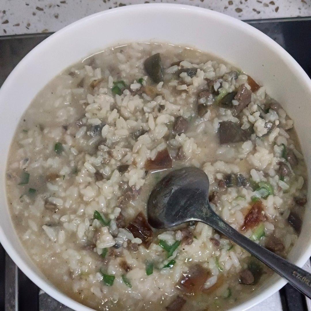 妈妈👩教我做的皮蛋瘦肉粥🥣简单快捷美味😋