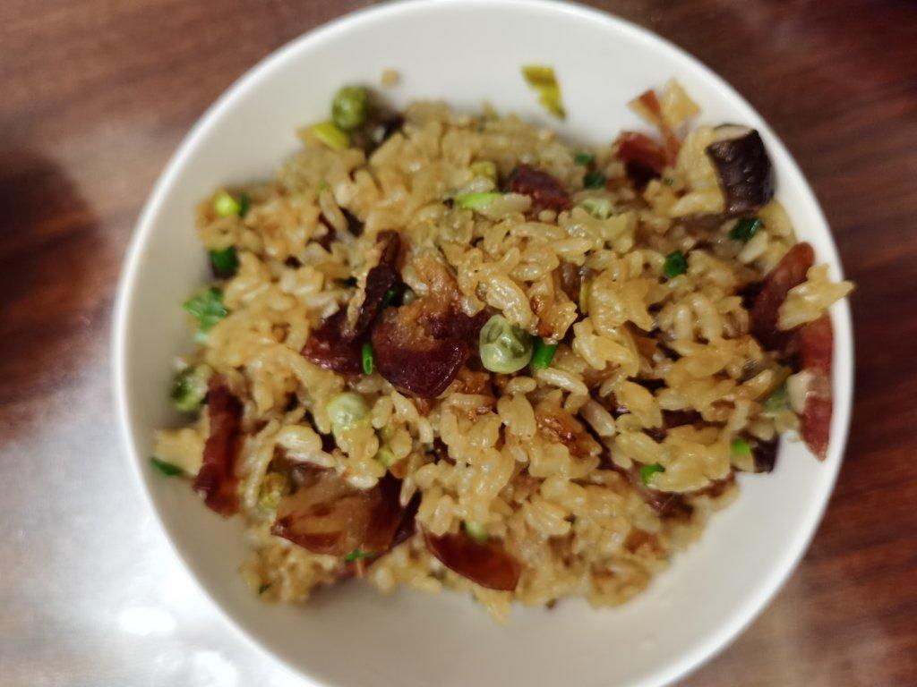 懒人必学的【电饭煲腊肠焖饭】，妈呀，太香了吧