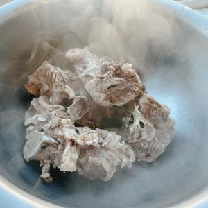 冬日美食|东北铁锅炖豆角排骨土豆（贴饼子一锅出）的做法 步骤5