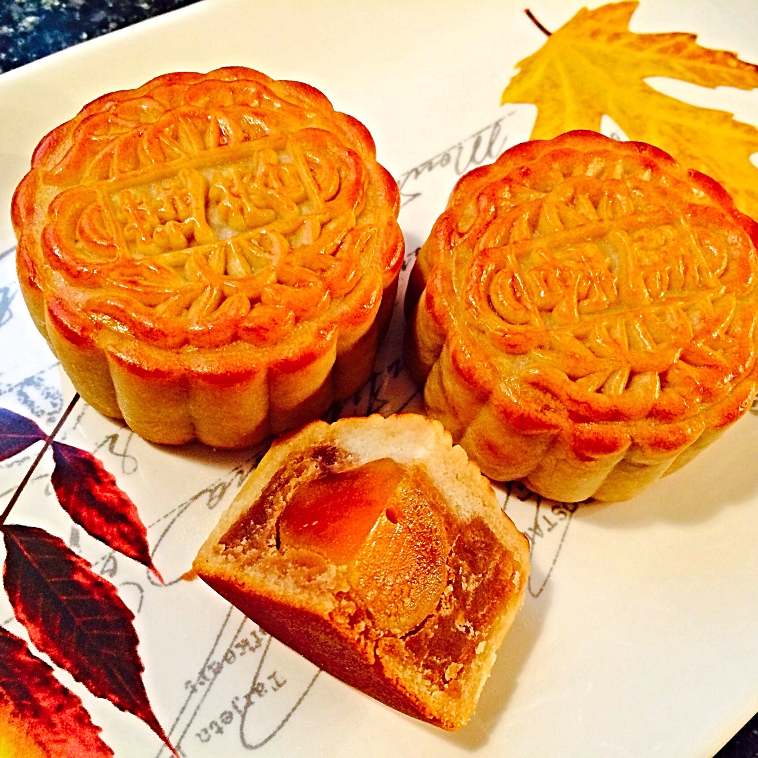广式月饼－－蛋黄豆沙月饼