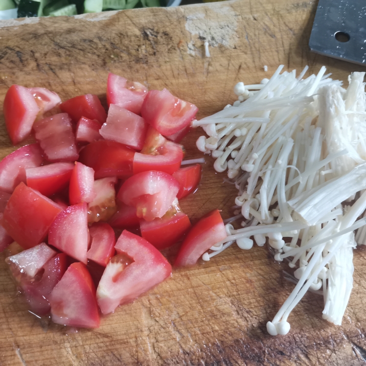 番茄金针菇炸小鱼的做法 步骤1