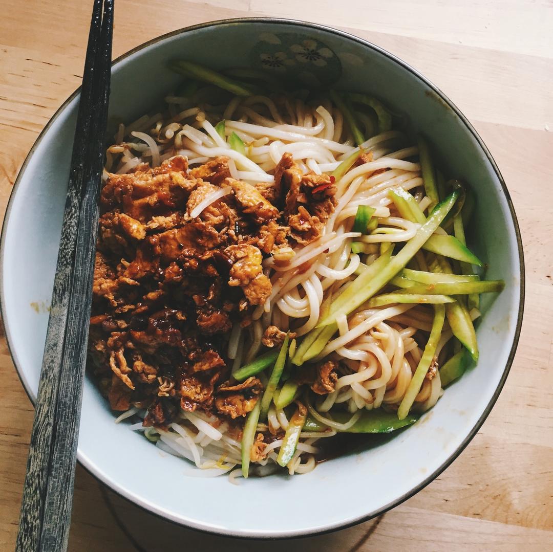 鸡蛋炸酱面