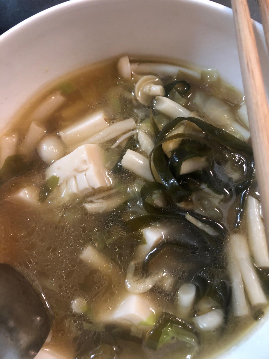 鲜掉眉毛的海鲜菇虾皮紫菜汤