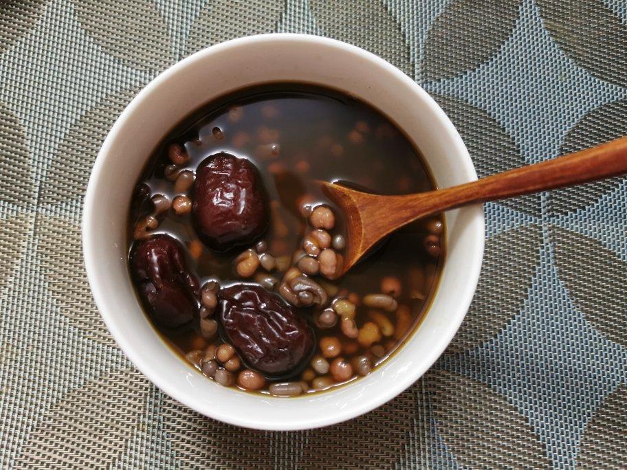 红豆薏米粥 (Red Bean and Pearl Barley Congee)