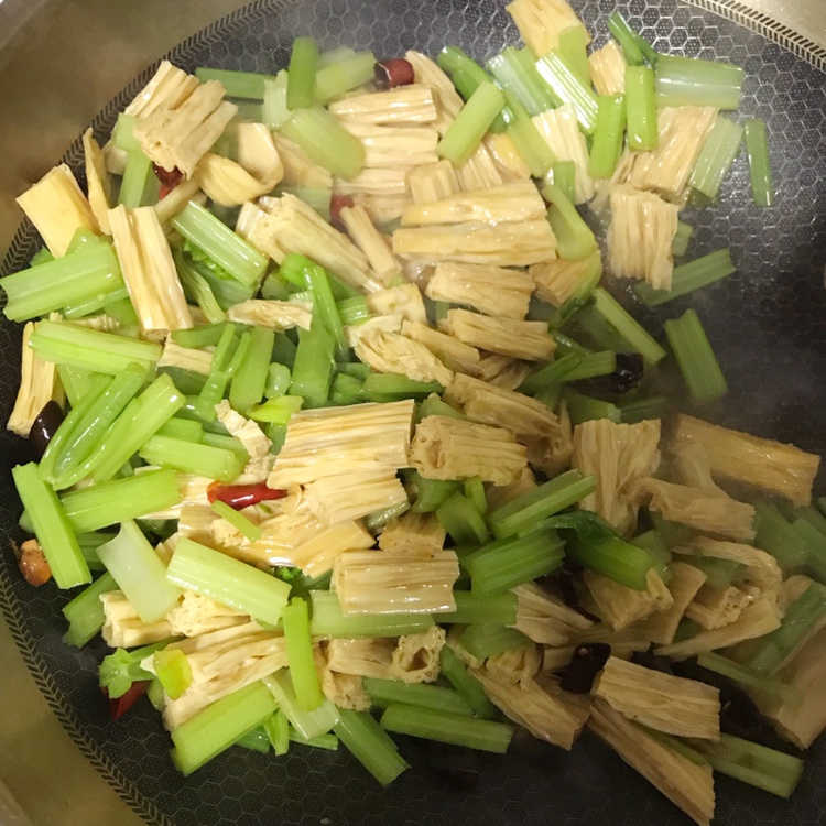 素炒芹菜腐竹的做法 步骤7