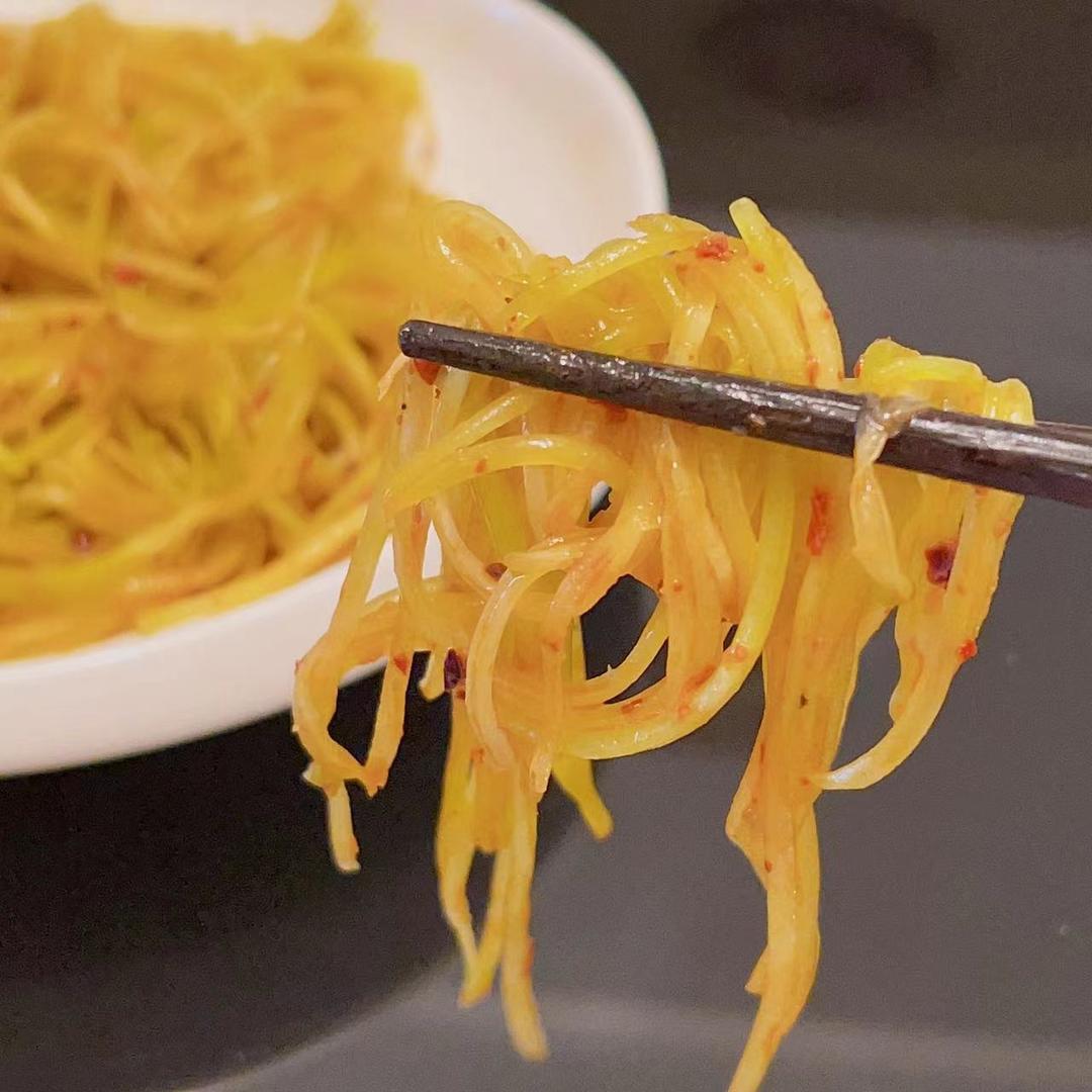 爽口清脆的红油凉拌莴笋丝