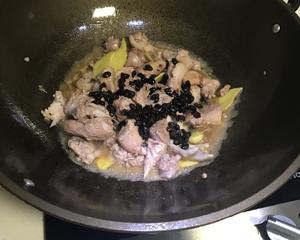 豆豉紫苏焖鸭的做法 步骤3