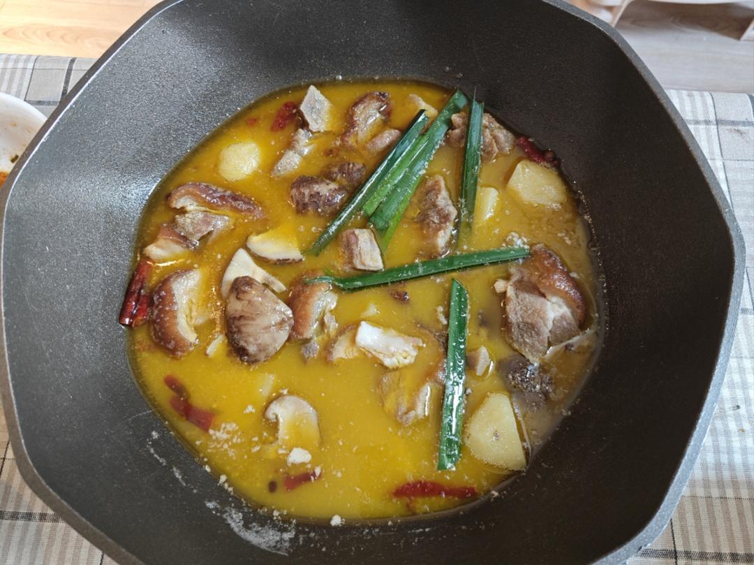 土豆炖腊肉的做法