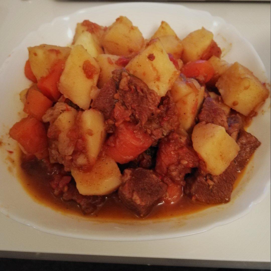 番茄牛肉炖土豆胡萝卜