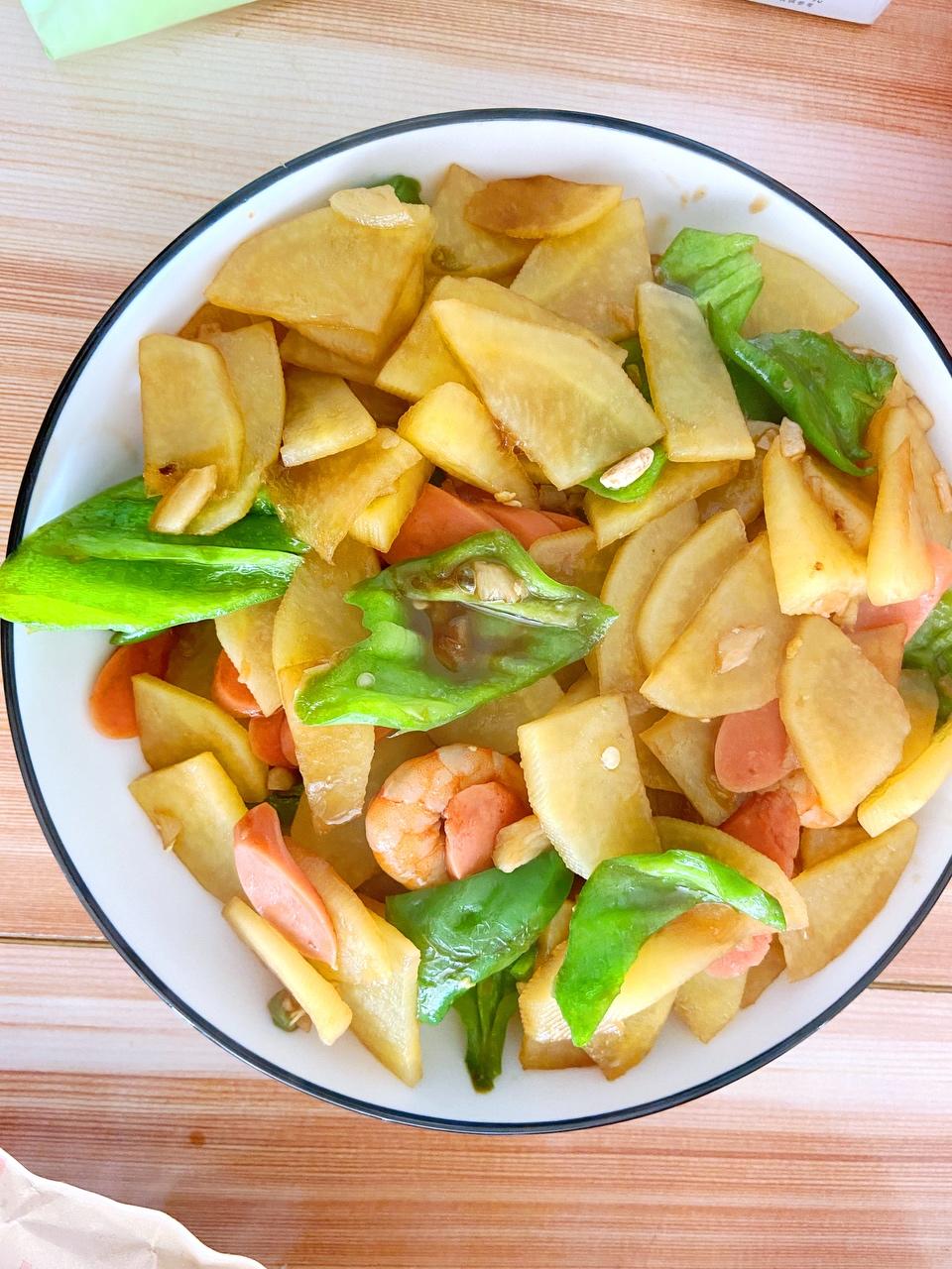 土豆片炒火腿肠的做法