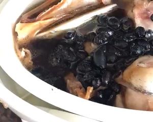 猪尾骨墨鱼干黑豆汤的做法 步骤1