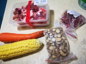 玉米红萝卜排骨汤的做法 步骤1