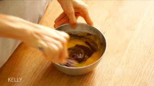 不消泡的巧克力戚风胚/「戚风及其衍生」烘焙视频蛋糕篇2的做法 步骤7