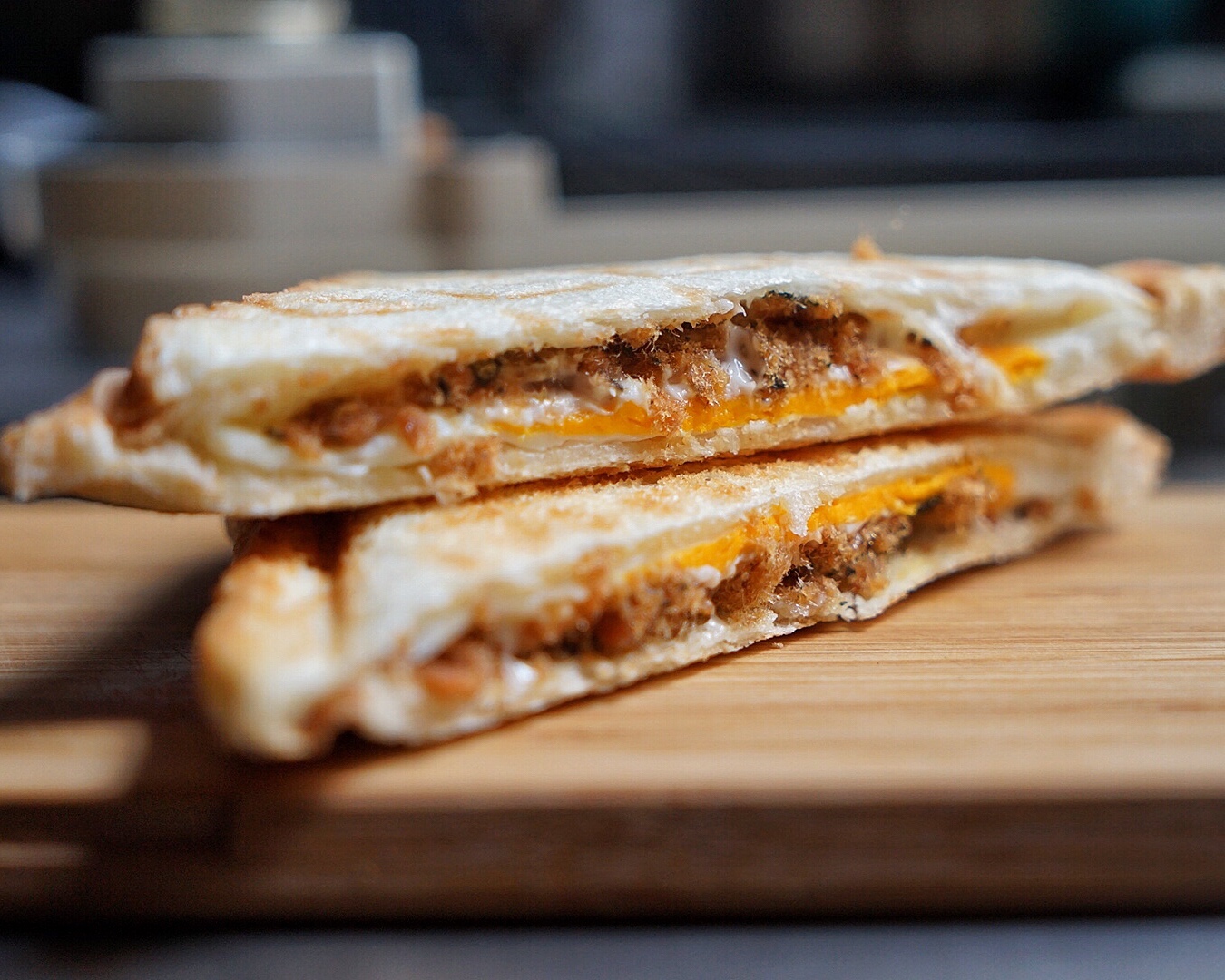 鸡蛋肉松三明治（早餐机版）的做法