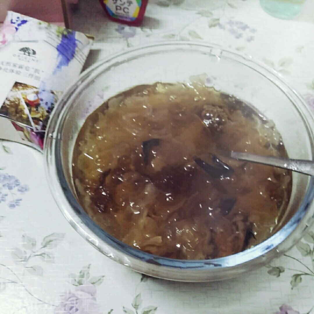 桃胶银耳莲子汤