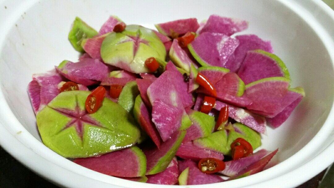 家有挑食小妞做的凉拌萝卜皮(心里美萝不)