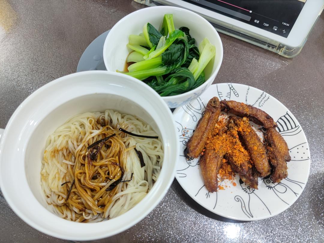 香辣鸡翅（手指都舔干净）