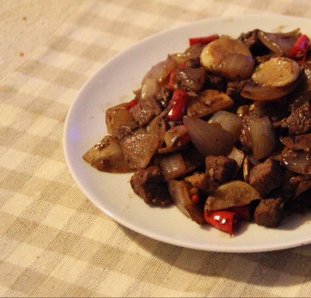 孜然洋葱炒牛肉粒