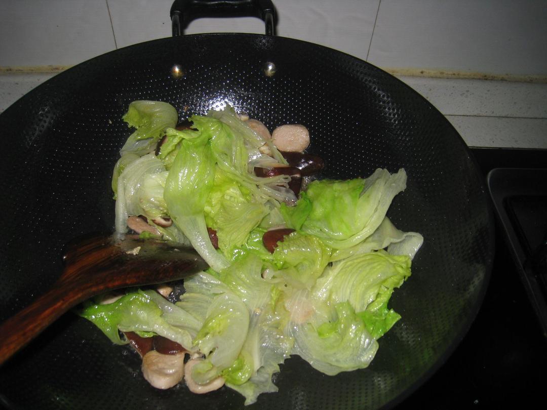 肉丸炒香菇西生菜的做法 步骤6