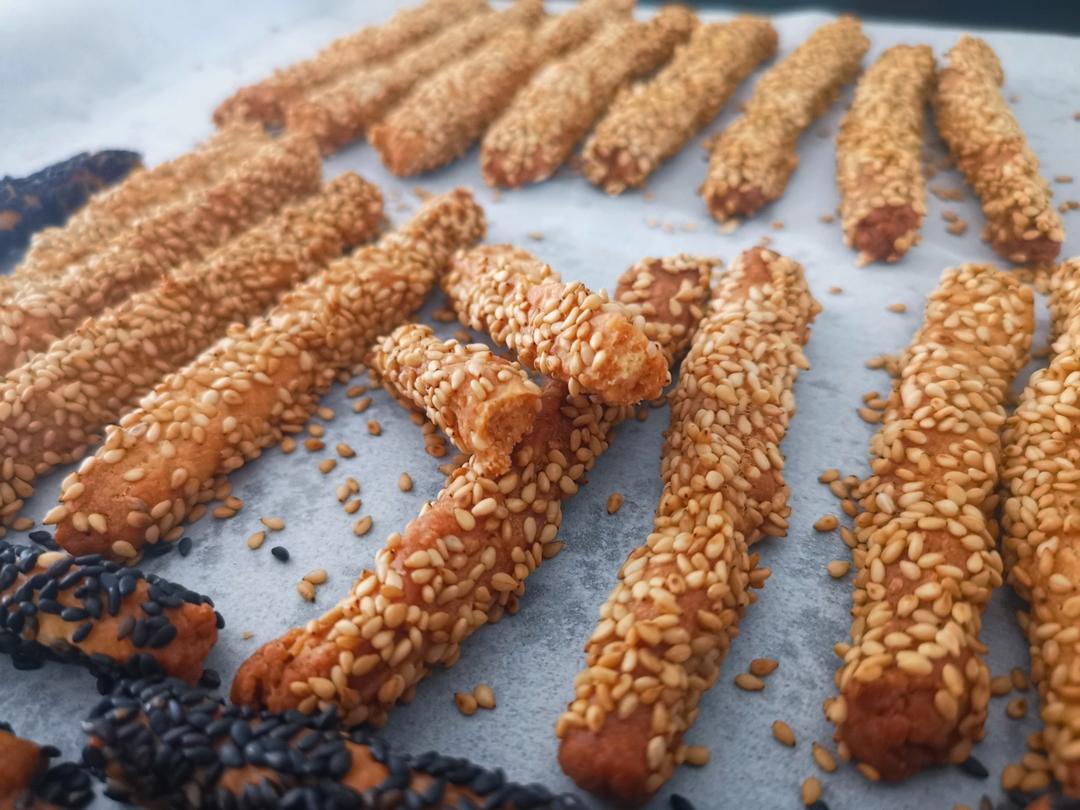 不用油炸   香酥芝麻条   这么做太香了  小点心  追剧小零食