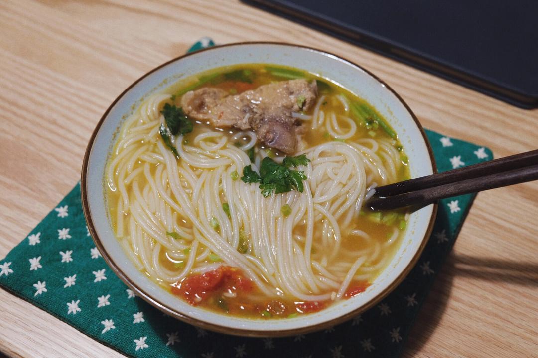 番茄猪骨汤米线的做法