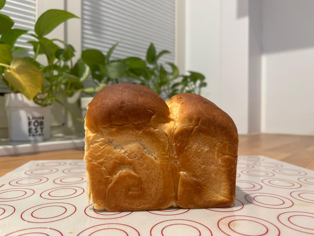 新手也能轻松做吐司，不需要厨师机，全手工揉面10分钟出手套膜