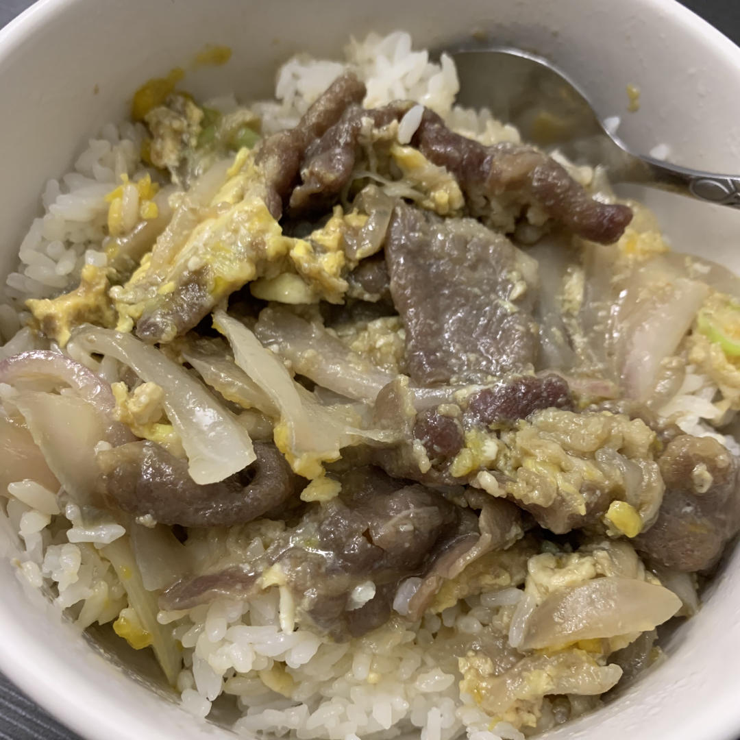 日式肥牛盖饭（牛丼）——巨好吃的超级简易懒人版