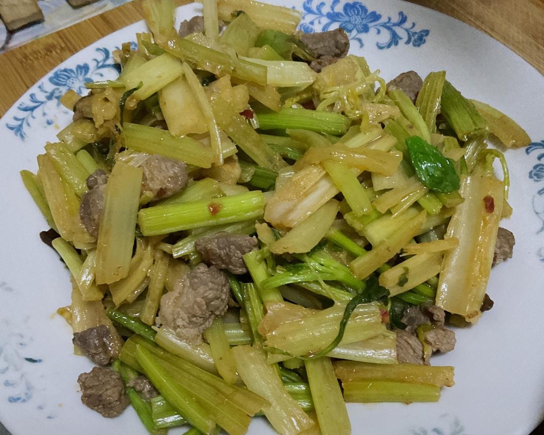 跟母拿手菜之芹菜炒肉的做法