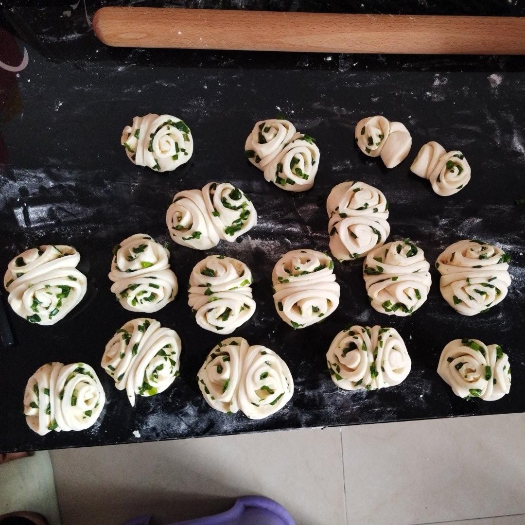 🌺椒盐葱香花卷🌺（操作简单，好吃又好看）