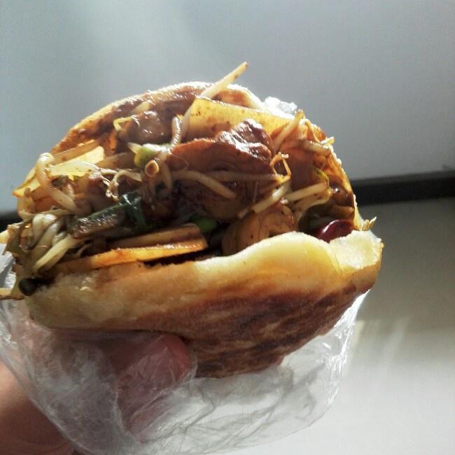 干净卫生美味烧饼夹菜的做法