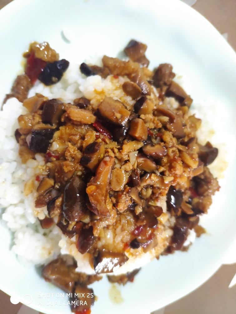 随意的炸酱盖饭