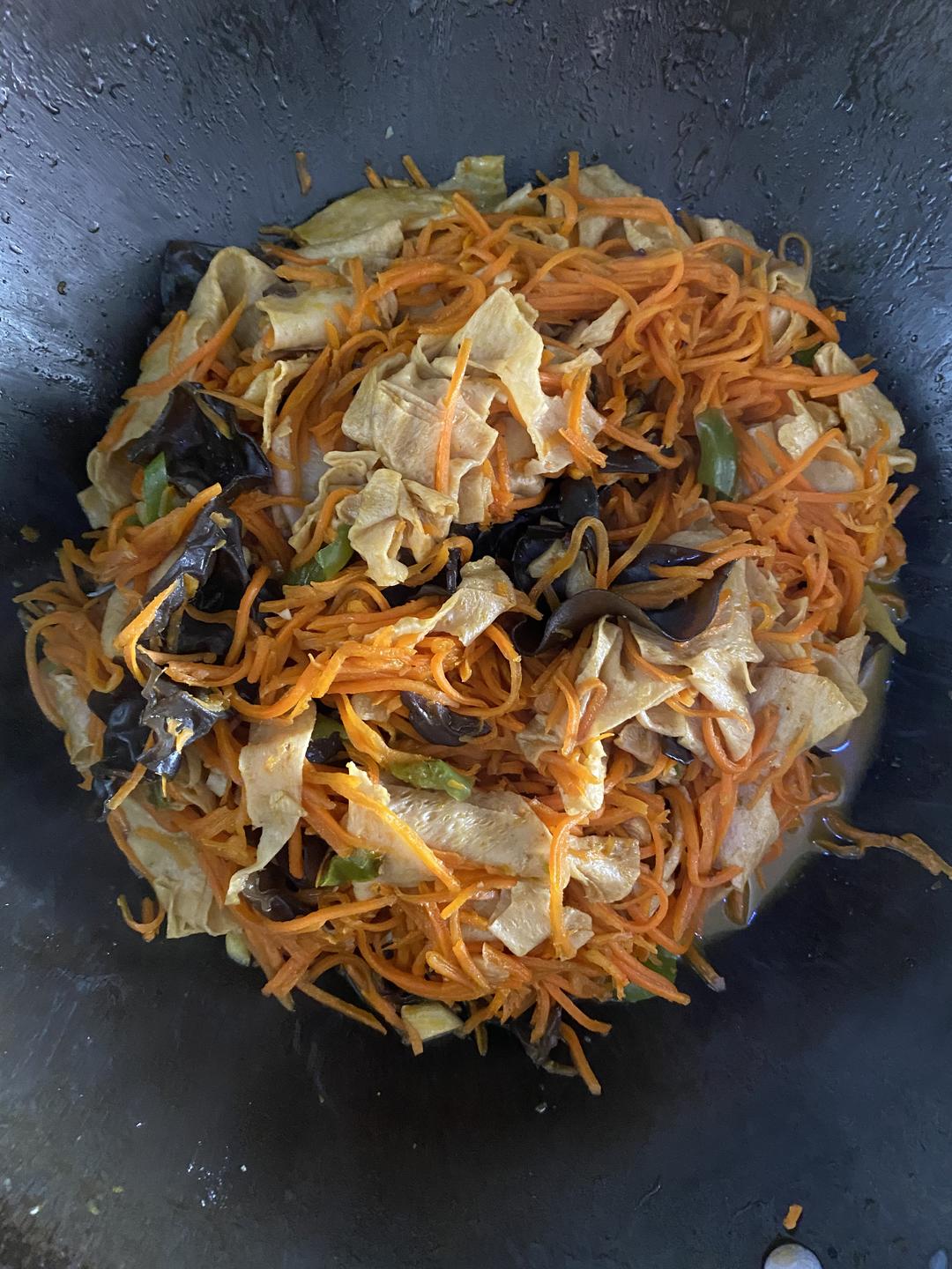 胡萝卜木耳青椒油豆皮