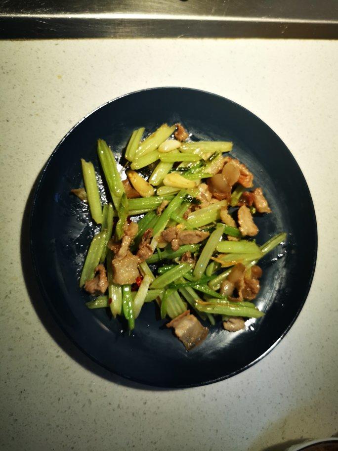 香芹炒肉家常下饭菜！