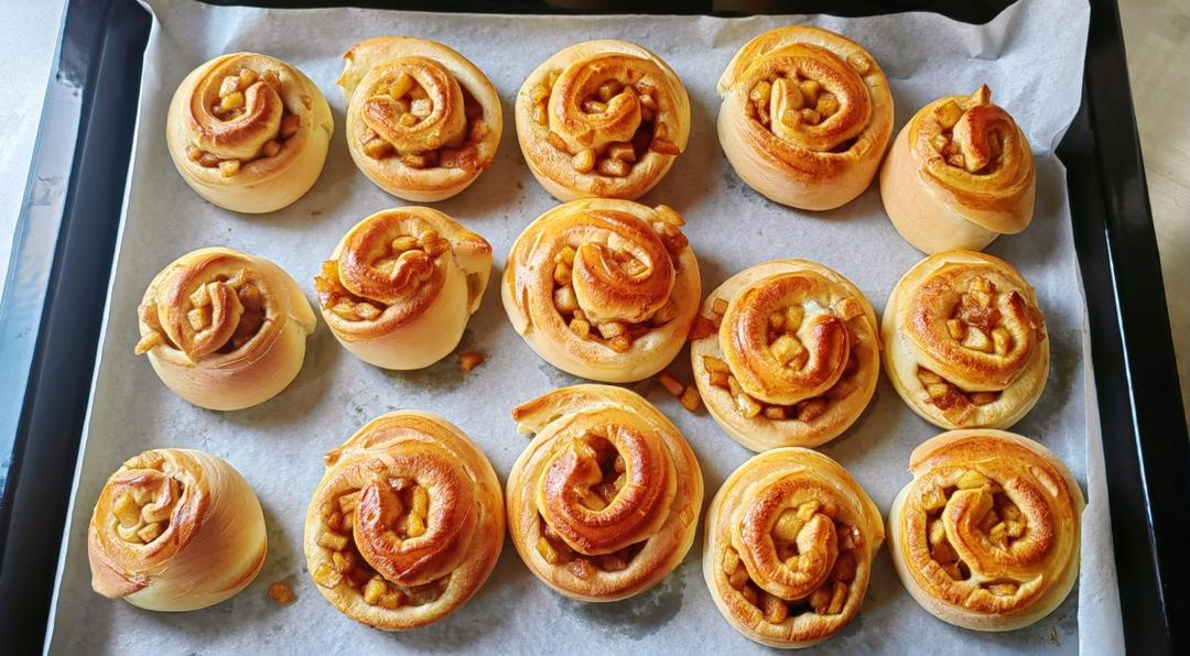 寒冷的冬天，来个「焦糖苹果肉桂卷」吧！