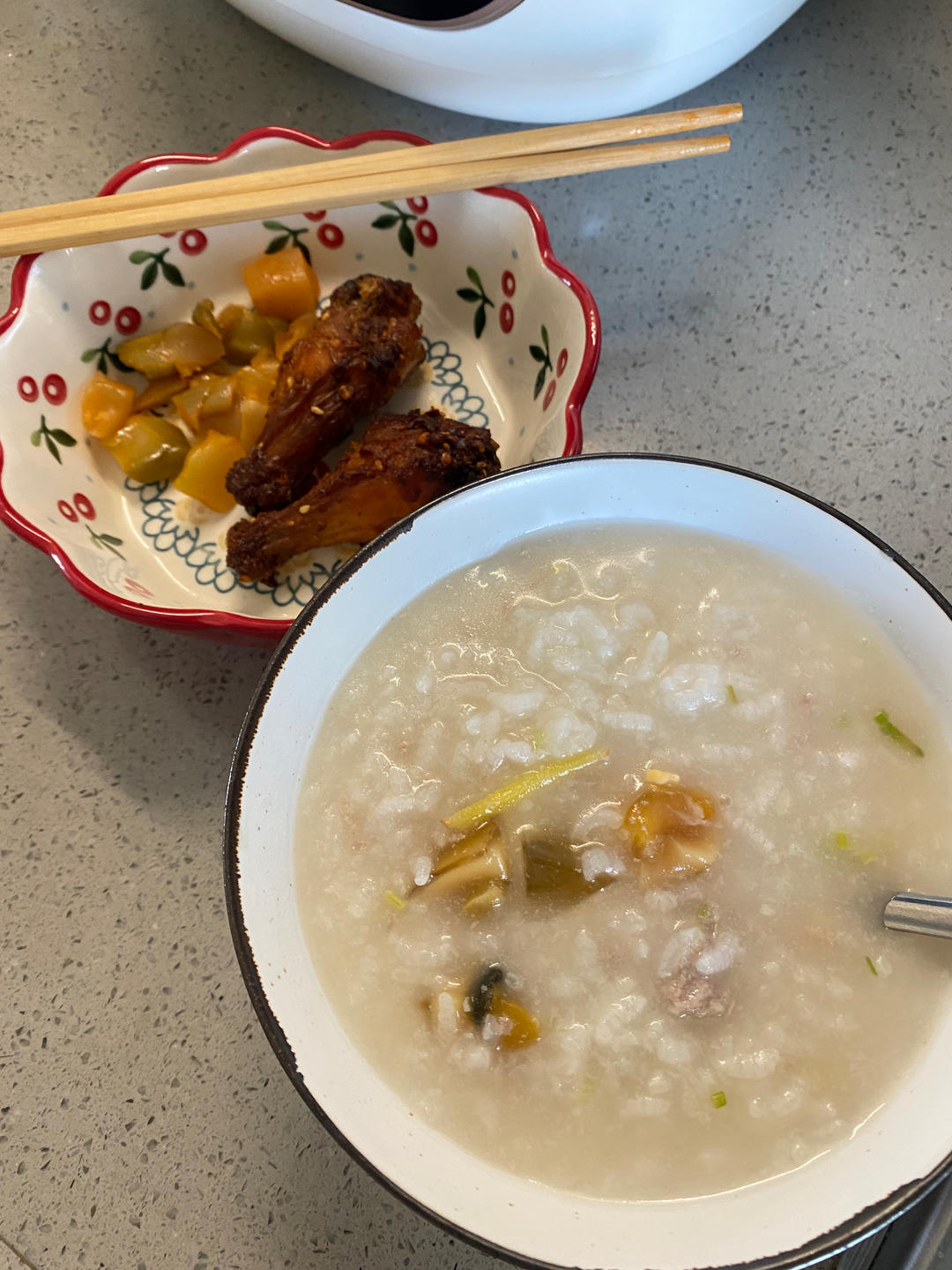 砂锅皮蛋瘦肉粥