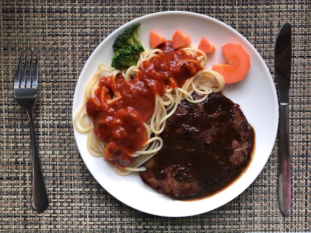 【黑椒牛排×番茄肉酱意面】