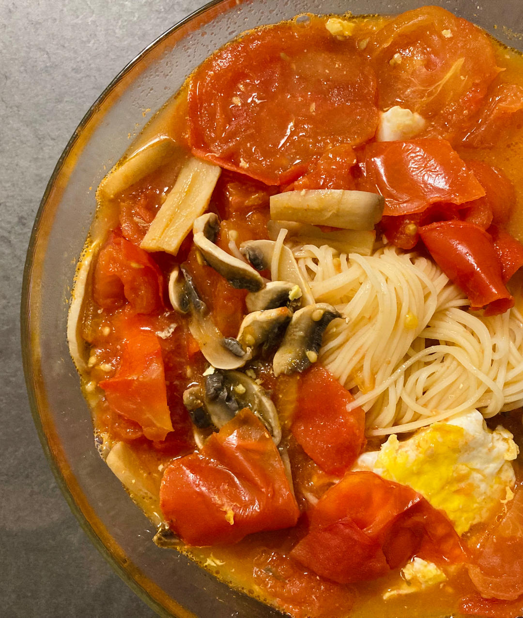 好吃到汤汁不剩～浓郁的番茄荷包蛋焖面