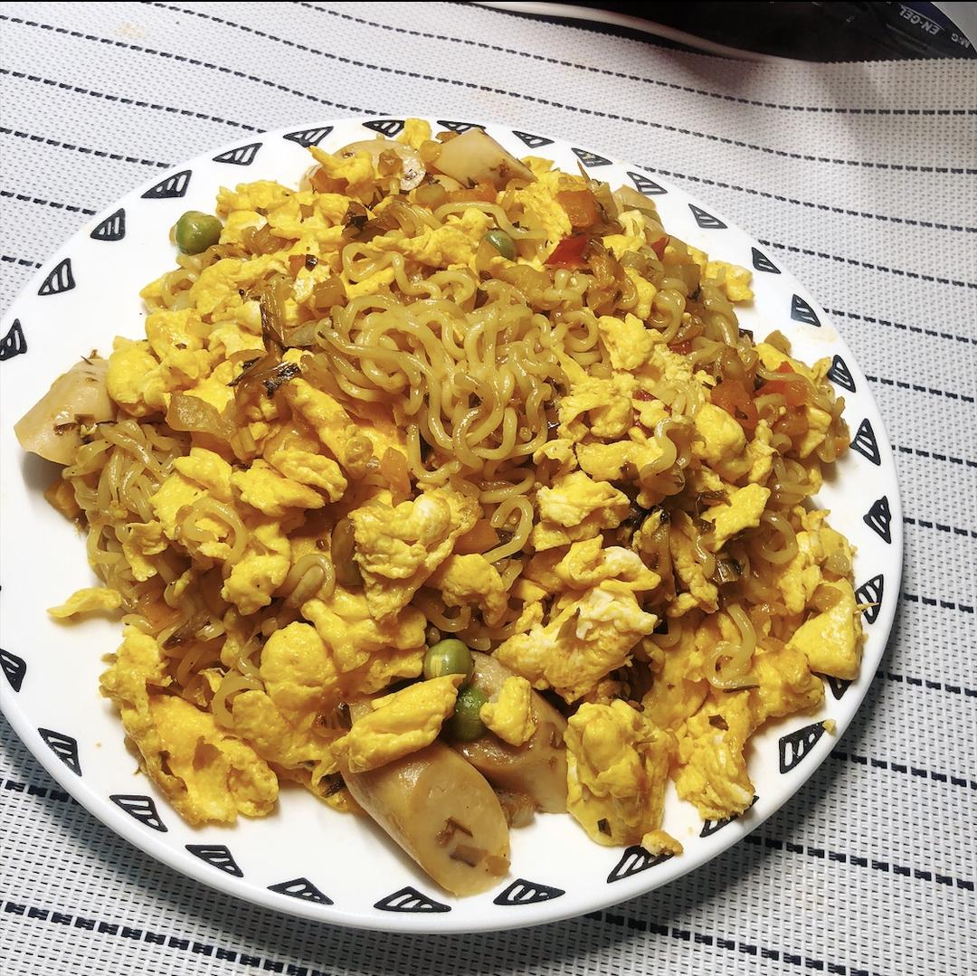 香肠鸡蛋炒面